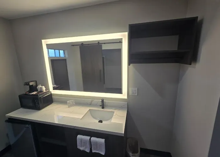 The Atlas Inn & Suites Lax